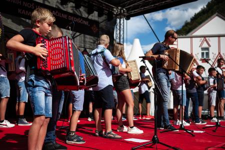 S soncem obsijan drugi festivalski dan 50. Dnevov narodnih noš in oblačilne dediščine v Kamniku (31)